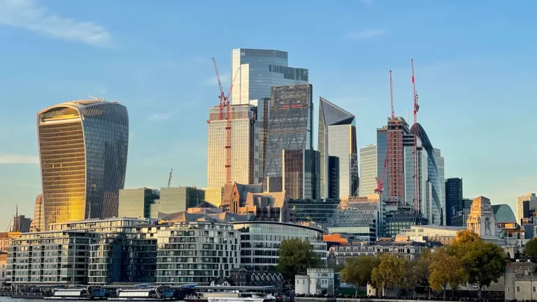 UK Economy Grows 0.1% in August, Beating Forecasts of a Contraction